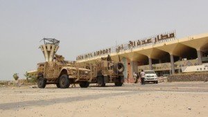 قوات من المقاومة الشعبية متمركزة قرب مطار عدن