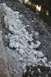 بدء العمل في إصلاح الجزء المنهار من كورنيش بنى عبيد بالدقهلية (1)