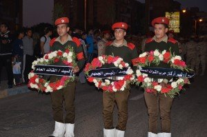 يتقدمون الجنازة العسكرية