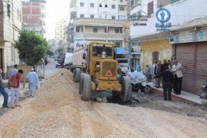 يتابع اعمال الرصف بشوارع مدينة دسوق