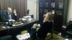 المطربة زوجة الشاعر الراحل في ساحات القضاء