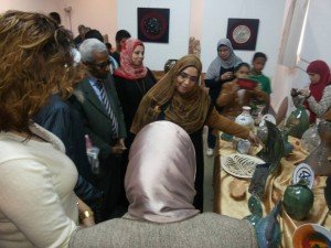 أبو النجا تفتتح معرضا فنيا للخزف بجامعة المنيا 1