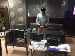 شخصين يقومان بتزوير العملات المصرية والأجنبية