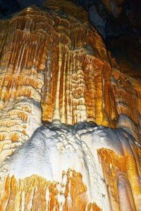 كهف جيولوجي بسلطنة عمان طوله 100 متر