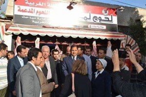 محافظ الغربية يفتتح منافذ لبيع السلع