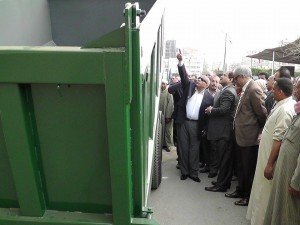 محافظ الغربية يقوم بمعاينة المعدات الخاصة بالنظافة1