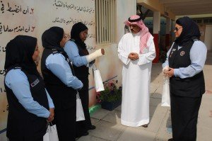 وزير التربية والتعليم خلال لقائه حارسات المدرسة (1)