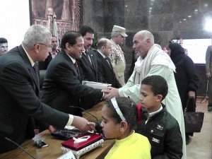 يكرم ابناء الشهداء من الجيش والشرطة