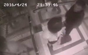 السيدة تضرب الرجل