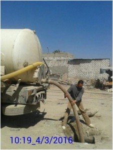 حي ثان العامرية يقوم بشفط مياة الصرف الصحي