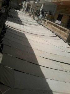 داعش يقاوم طائرات التجسس بتغطية شوارع الرقة بالقماش2