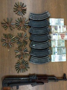 ضبط سياره بها اسلحه ناريه وهروب الجناه