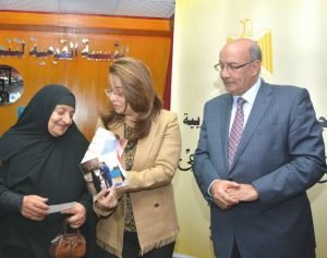 وزيرة التضامن تسلم شيكا ب 50 ألف جنيه مكافأة الرئيس لكل أم مثالية