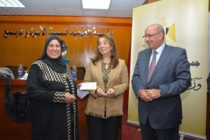 وزيرة التضامن تسلم شيكا ب 50 ألف جنيه مكافأة الرئيس لكل أم مثالية1