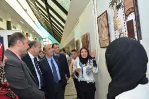 د جعيص  يتفقد  أعمال الطلبة بمعارض الكلية