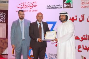 زايد البداد يكرم كراعي دائم للحملات لإدارة مرور دبي ومنحه سفير الامل والدكتوراه الفخرية للعمل التطوعي1