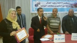 مجموعة شبابية تشارك عمال أبوتيج في عيدهم