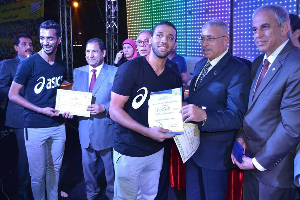 محافظ الغربية يكافئ فريقى كرة القدم والطائرة1