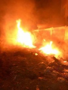 إشتعال النيران في مواسير الصرف الصحي  بقرية الوسطانيه بكفرالدوار 3