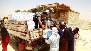 قافلة خيرية من الباقيات الصالحات توزع كراتين رمضان في قرى بنى سويف2