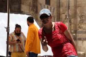 كاريمان مهدي تجول بشوارع مصر القديمة استعدادا لعمل فني جديد