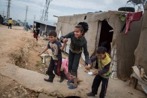 لاجئين في عدد من المخيمات3