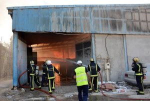 إخماد حريق اندلع مساء اليوم بأحد المصانع في منطقة سلماباد