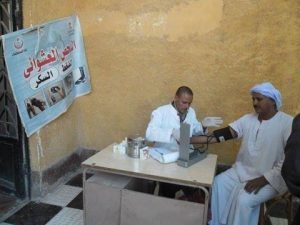 الكشف علي 1779 حالة خلال قافلة طبية تموينية بقرية بني خالد بالمنيا