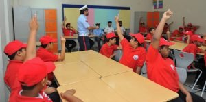 طلبة المعسكر الصيفي يقومون بزيارات2