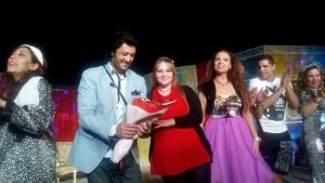 هداء فتاه جميله باقة ورد للمطرب1