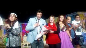 هداء فتاه جميله باقة ورد للمطرب2